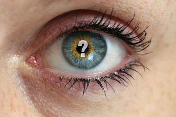 Auge mit Fragezeichen in der Pupille konzept