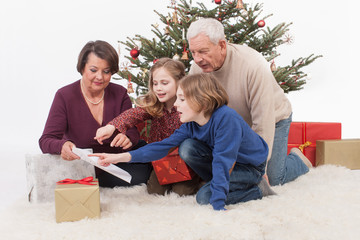 Enkel zeigen Liste der Weihnachtsgeschenke