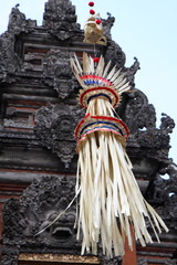 Stroh Dekoration vor balinesischem Tempel