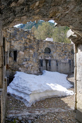 Dobrze zachowane ruiny Forte Strino w Alpach włoskich