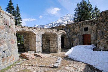 Dobrze zachowane ruiny Forte Strino w Alpach włoskich