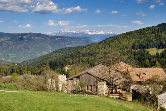 Fototapeta Pejzaż alpejski, na horyzoncie góry Dolomity
