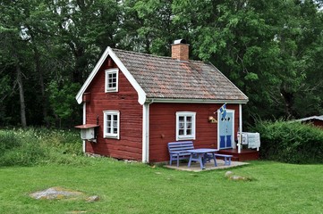 Fototapeta na wymiar Typisches Schweden Haus / Stuga in der Natur
