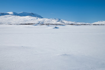 Fototapeta na wymiar Sonniger, kalter Wintertag in Schweden