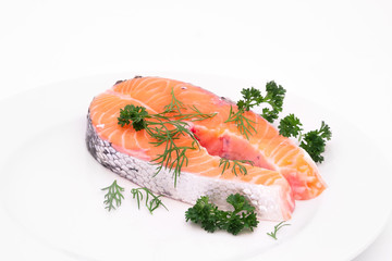 rohes Lachssteak mit Kräutern