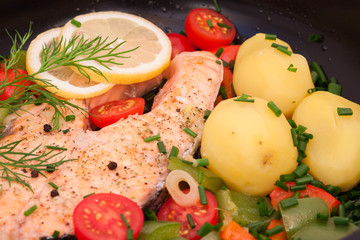 Geratenes Lachssteak mit Kartoffeln und Gemüse