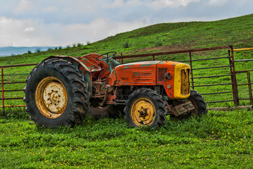 TRACTOR ABANDONADO