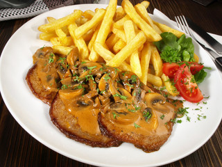 Jägerschnitzel mit Pommes Frites