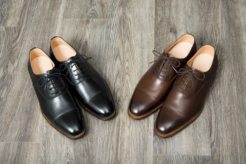 男性用の黒と茶色の革靴　２足並べて