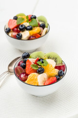 Frischer Obstsalat mit Kiwi,Äpfeln, Banane,Trauben