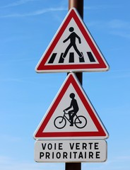 Panneaux de danger sur voie verte prioritaire