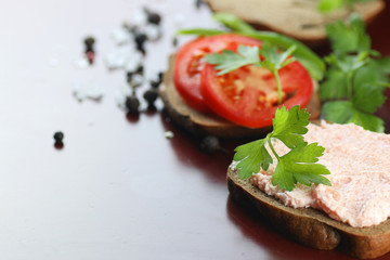 sandwich bread tomato sauce green healthy vegetables