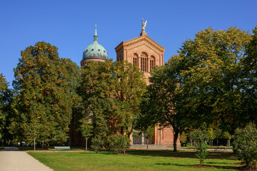 Berliner Michaelkirchplatz mit der Ruine der St.-Michael-Kirche