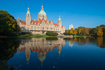 Fototapeta premium Neues Rathaus Hannover im Herbst