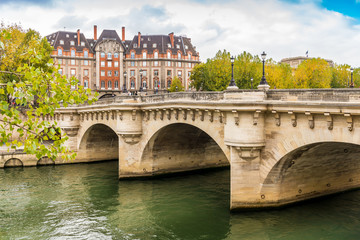 Naklejka premium Le Pont Neuf, le plus vieux pont de Paris sur la Seine à Paris en île de France, France