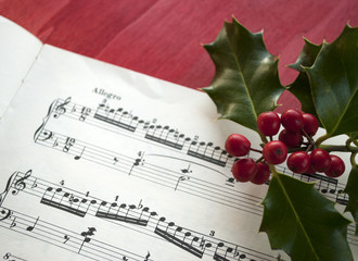 Notenbl&auml;tter f&uuml;r Klavier mit Ilex Zweig, Stechpalme mit roten Beeren 