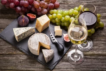Fototapeten Wein und Käse © George Dolgikh
