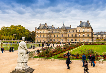 Le Jardin du Luxembourg et le Sénat à Paris © FredP
