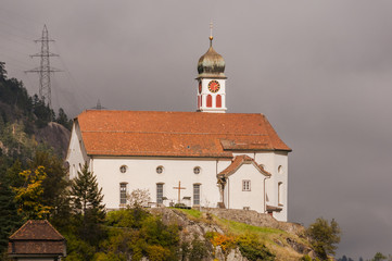 Fototapeta premium wassen, dorf, kirche, kirchturm, bergdorf, gotthardstrasse, reusstal, reuss, fluss, sustenstrasse, sustenpass, Wanderweg, uri, herbst, Alpen, schweiz