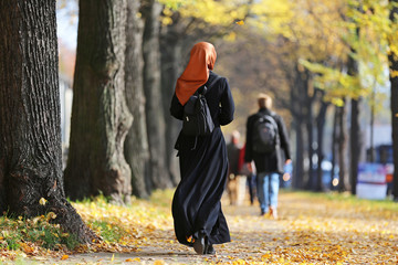 junge Muslima im Herbst