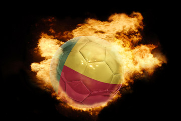 Fototapeta premium piłka nożna z flagą beninu w ogniu