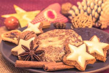 Weihnachtliches Gebäck und Gewürze