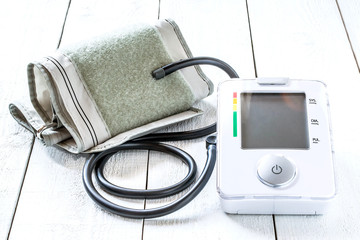 Medical tonometer for measuring blood pressure
