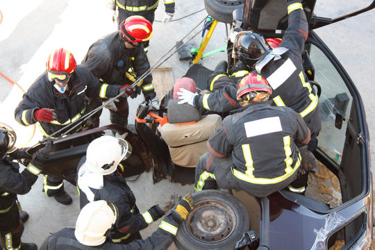 practice rescue victims in traffic accidents
