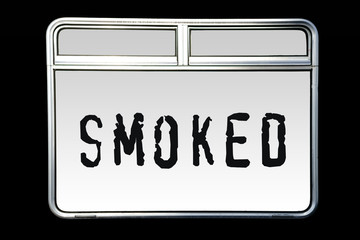 Räuchern / Ein abstrakt metallisch glänzendes Zugfenster mit der Aufschrift Smoked