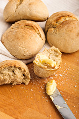 Frisch gebackene Brötchen mit Butter und Salz