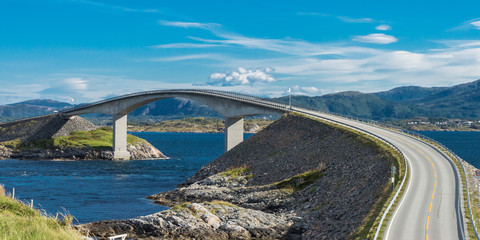 De Storseisundet-brug aan de Atlantische Oceaan Road in Noorwegen