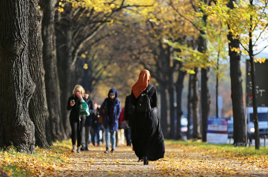 junge Musliminnen im Herbst