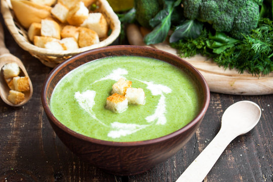 cream soup with green vegetables and croutons
