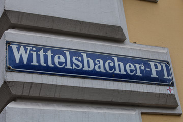 Fototapeta premium München - Straßenschild Wittelsbacher Platz