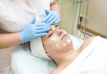 Fototapeta na wymiar woman passes treatment mask facial at the beauty salon