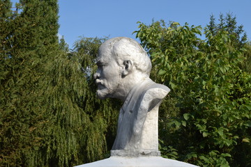 Obraz premium Old monument to Lenin