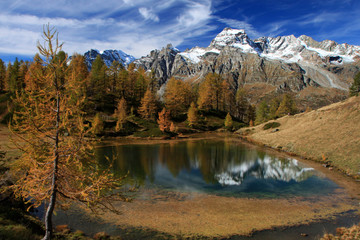 Fototapeta na wymiar Renon e Villandro, autunno e panorami sulle Dolomiti