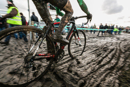 Cyclocross riderin a dirty track