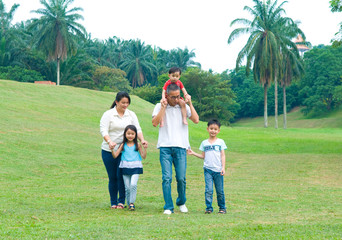 Fototapeta premium asian family