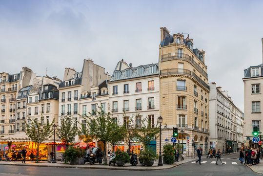 Fototapeta Rue Saint Antoine à Paris en île de France, France