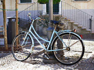 Fototapeta na wymiar Old blue bicycle
