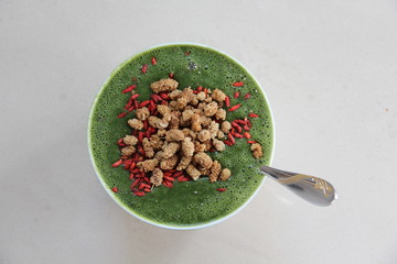 Grüner Smoothie mit Maulbeeren