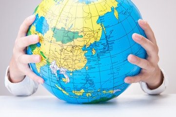 大きな地球儀と人間の手