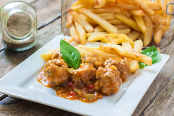 meatballs and tomato