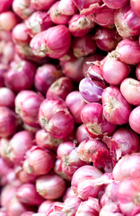 Many red onions.