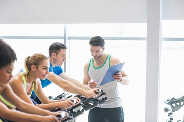 Fototapeta premium Fit people in a spin class
