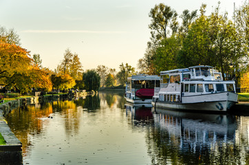 Fototapeta premium Herbststimmung am Wasserhafen in Mühlheim