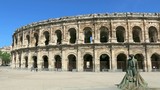 Place des arènes à Nîmes