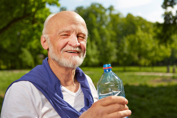 Senior trinkt frisches Wasser im Sommer