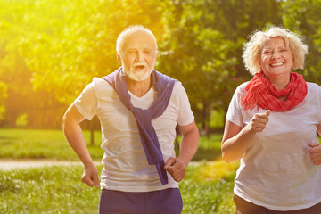 Zwei Senioren beim Jogging im Park - obrazy, fototapety, plakaty